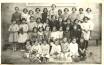 LES ALUMNES DE L'ESCOLA DE XIQUETES, ABANS DE LA GUERRA (1935 aprox.): Podeu reconéixer a la tia Victoria (la del ram), Natividad Ferrer (al seu costat, a la dreta), Amparo Agut (a primera fila, la de la punta, de negre), Genoveva (detràs de Amparo, de blanc, a la punta) Carmen,... (foto de Marisol Cerdà)