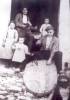 FENT UN TRILL: L'home dret és Tomàs, els altres són: l'abuelo "Pardalero" i els seus fills, Tomàs (detràs), Consuelo (a l'esquerra de la foto) i Julia (la xicoteta) (foto de Natividad Bono)